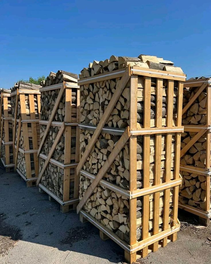 HolzLicht Brennholz-Paletten im Außenlager