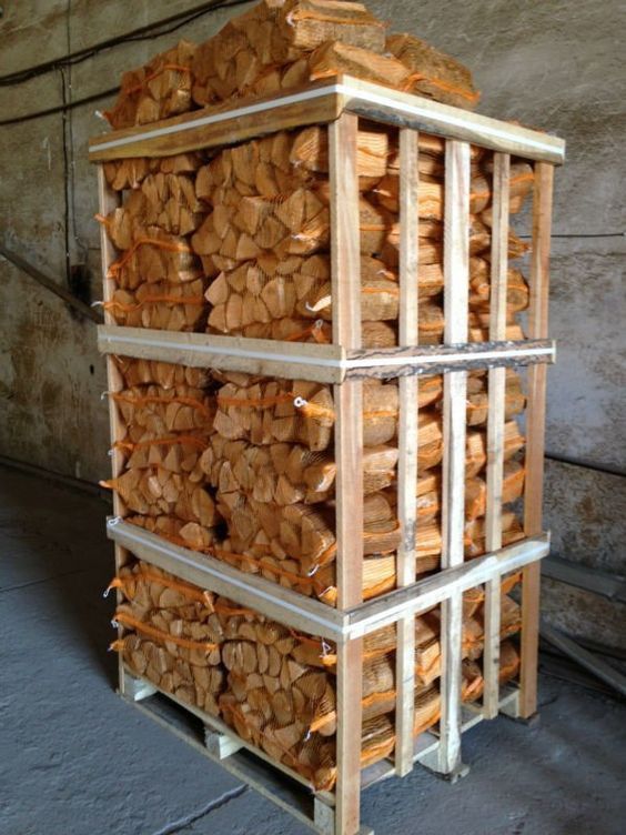 HolzLicht Brennholz in einer Holzpalette